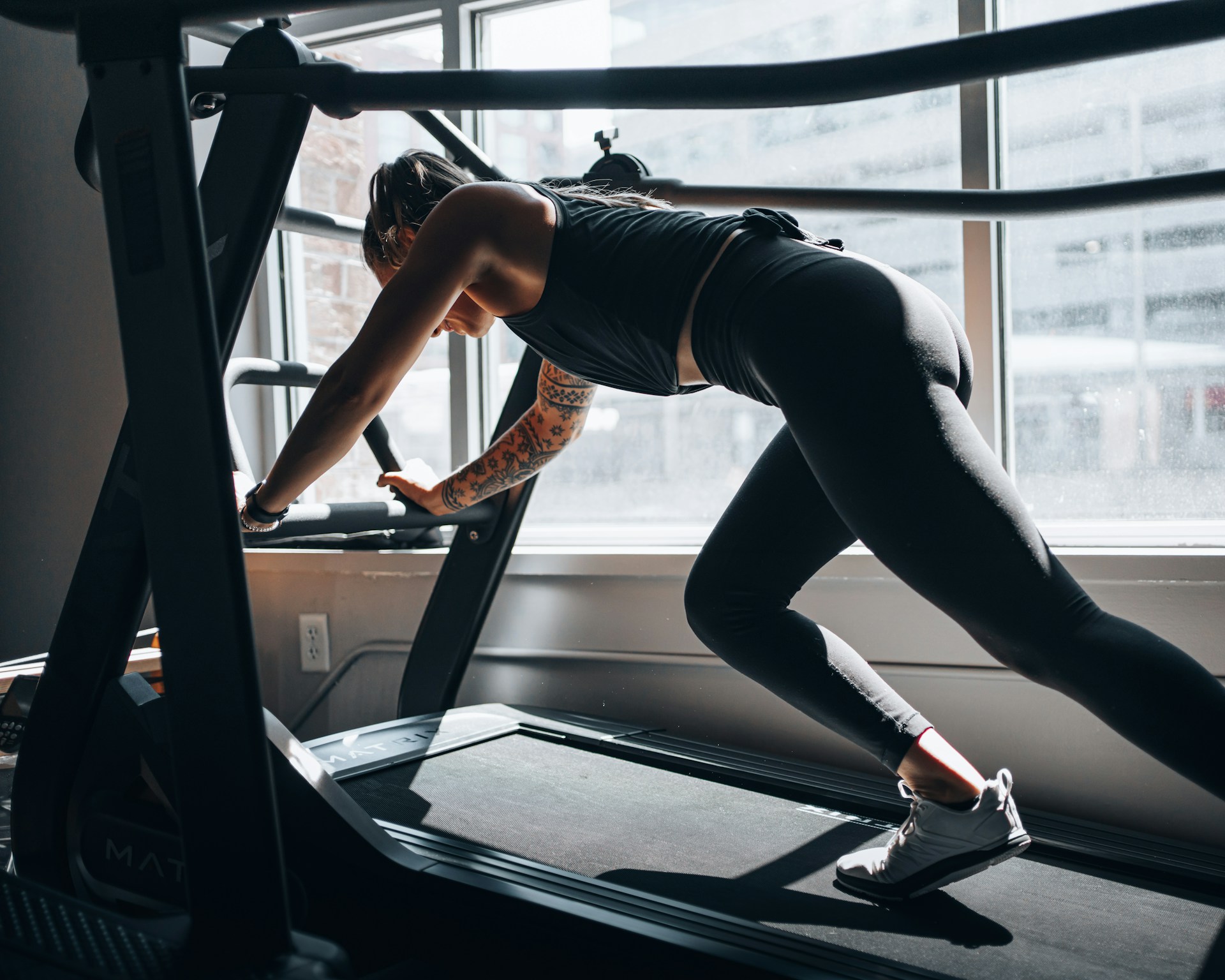 tapis de marche incliné à la salle de sport